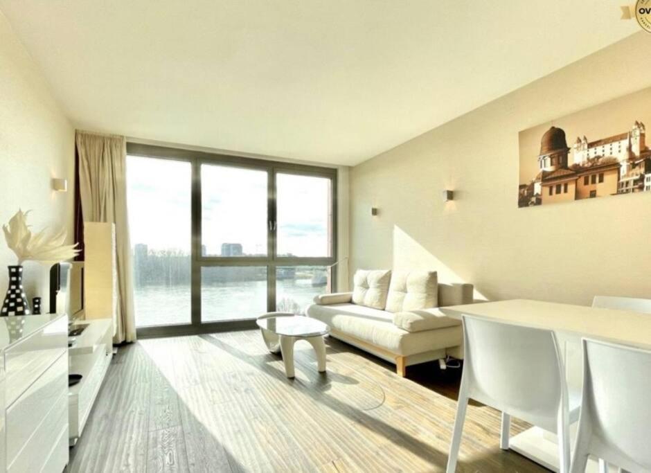 Eurovea Cozy Studio Apartment บราติสลาวา ภายนอก รูปภาพ